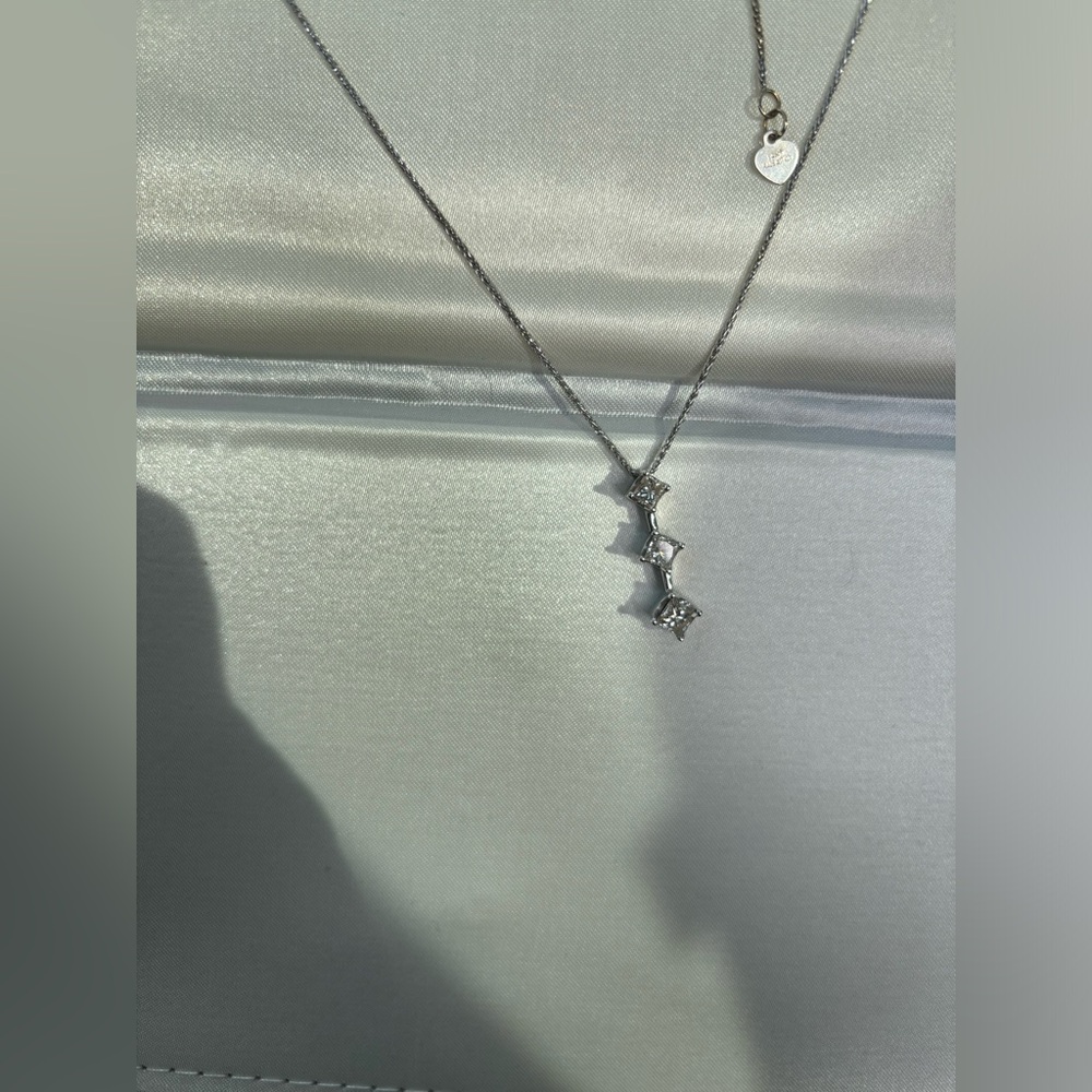 Women’s adjustable diamond necklace
